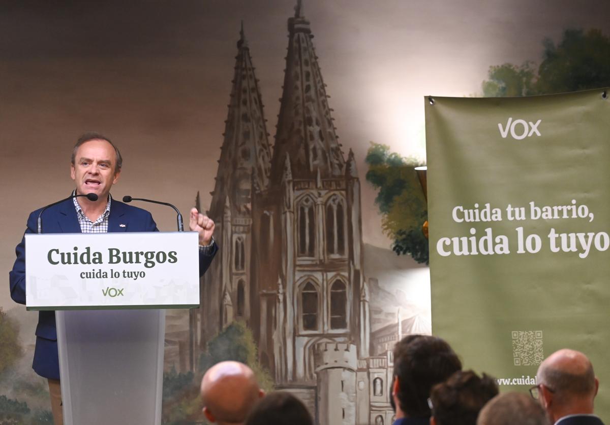 Fernándo Martínez-Acitores, candidato de Vox a la Alcaldía de Burgos, en un acto de campaña.