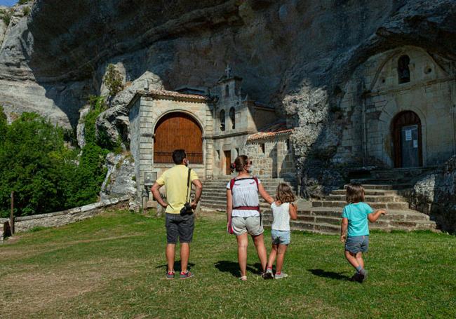 Visita familiar a la ermita de San Bernabé.