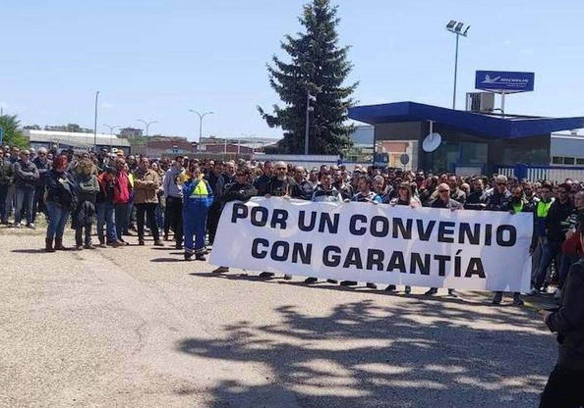 Empleados de Michelin manifestándose por el convenio.