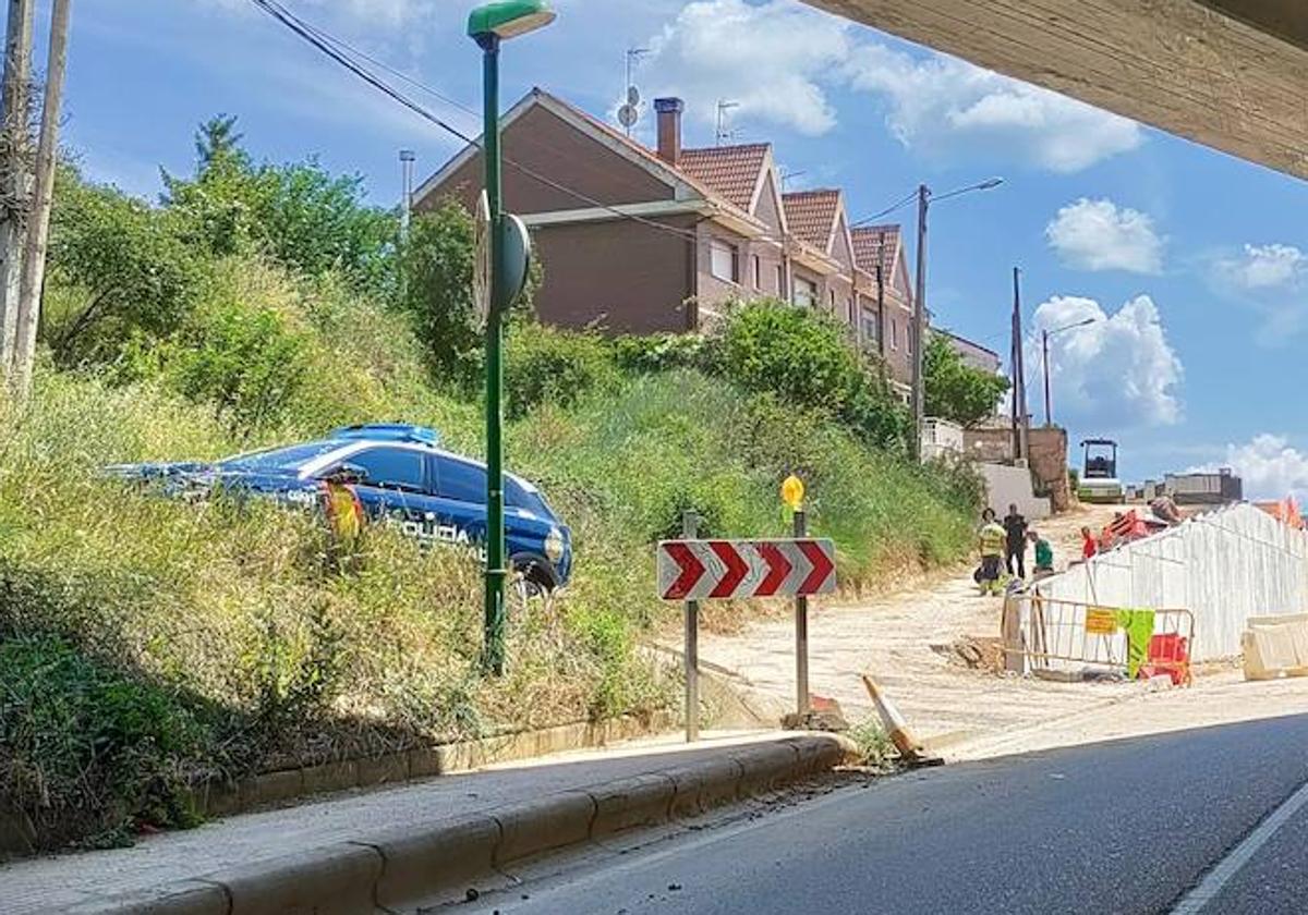 La Policía Nacional de Burgos, la Local y una ambulancia de Sacyl han acudido al paseo de los Pisones en el momento del suceso.