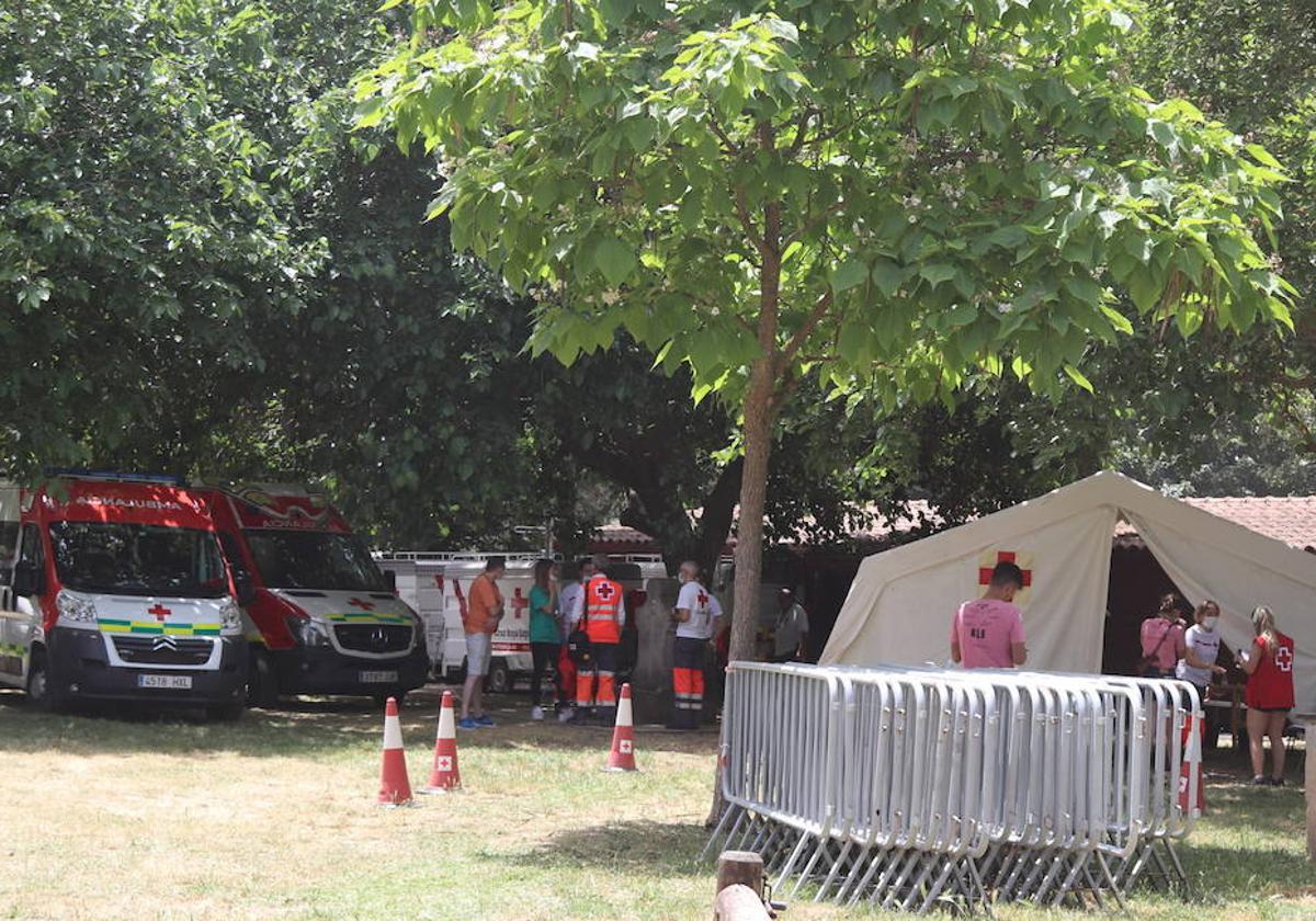 Carpa de Cruz Roja en la fiesta de Curpillos y El Parral el pasado año, cuando se realizaron 200 actuaciones asistenciales