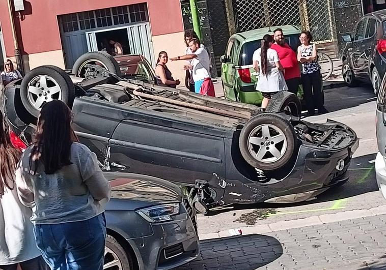 Coche volteado en el Paseo de Fuentecillas ante la expectación de numerosas personas que se encontraban celebrando el Curpillos en El Parral