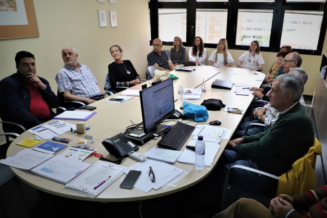 Pacientes de diabetes y profesionales sanitarias asisten a una de las sesiones de formación impartida por pacientes.