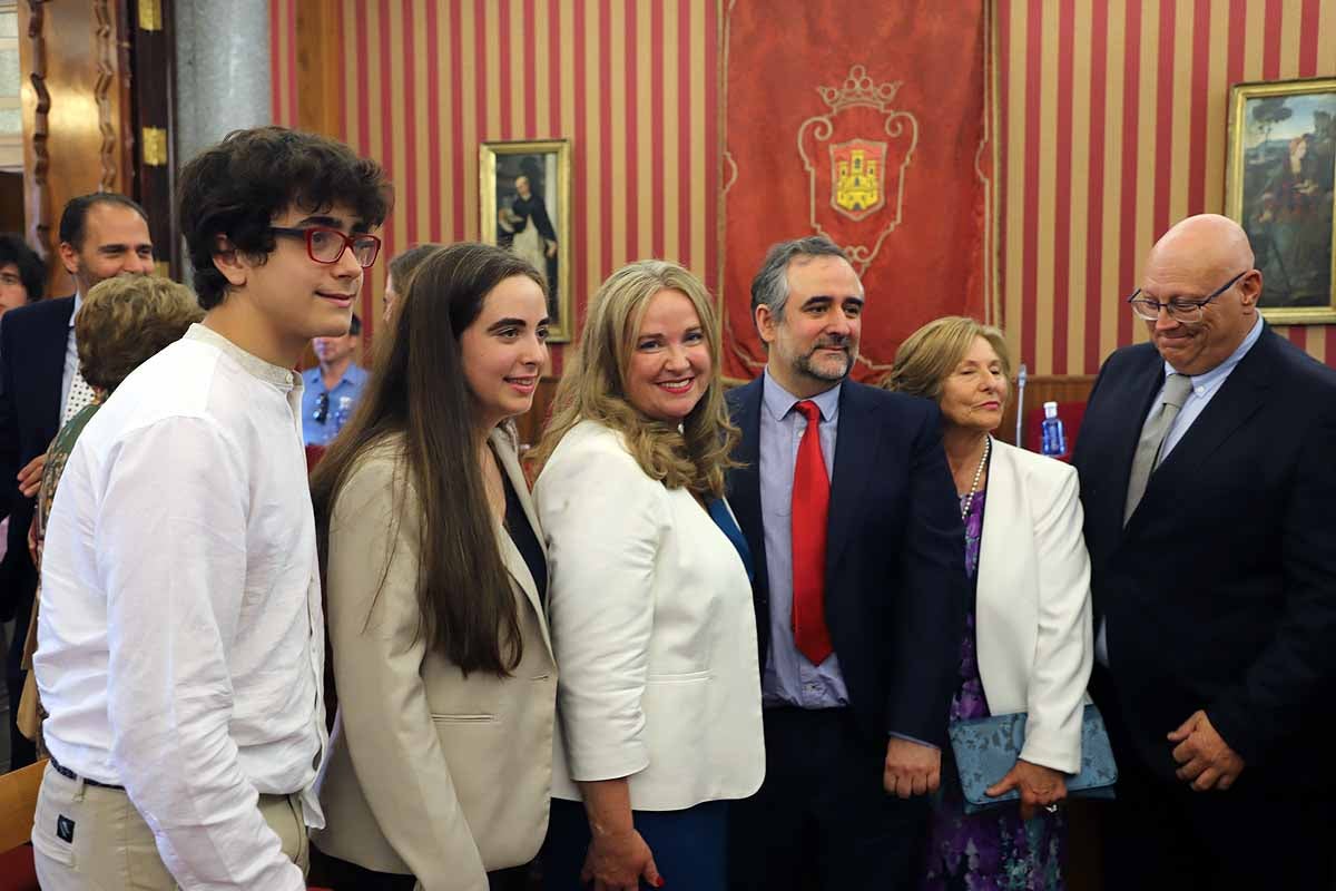 La alcaldesa Ayala con su familia tras el pleno de investidura.