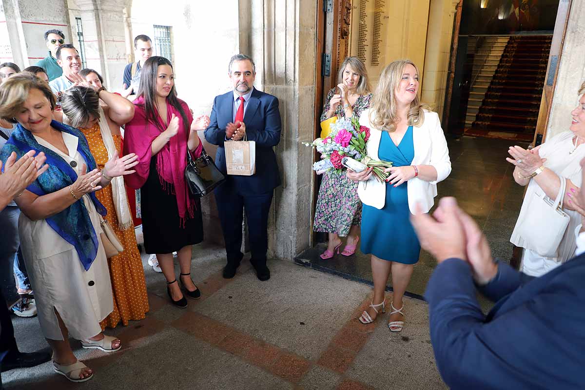 Cristina Ayala sale del Ayuntamiento de Burgos tras ser investida alcaldesa.