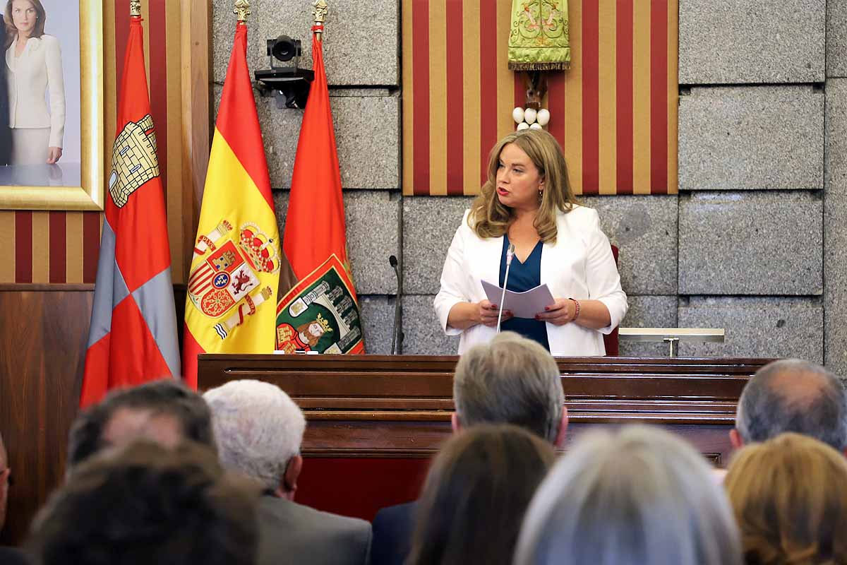 Cristina Ayala lee su discurso como alcaldesa del Ayuntamiento de Burgos.