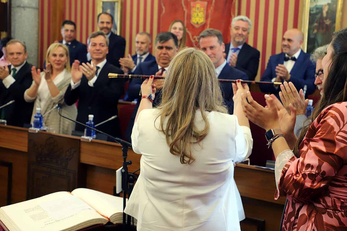 Cristina Ayala con el bastón de mando.