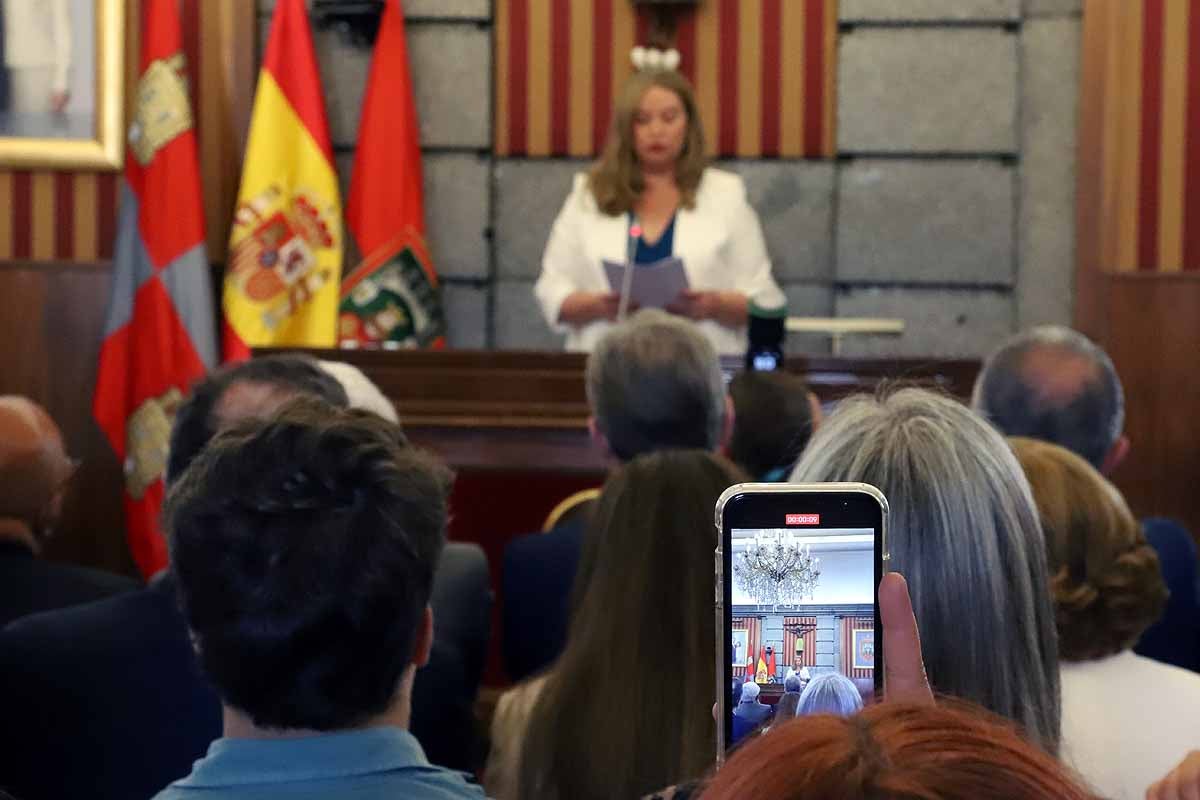 El salón de plenos estaba al completo. La emoción más sentida procedía de familiares de los concejales que no han dejado de inmortalizar los momentos.