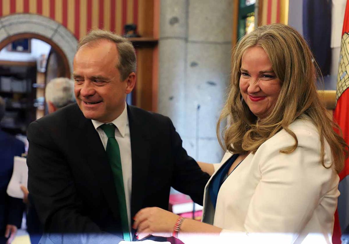 Fernando Martínez-Acitores y Cristina Ayala en la constitución del Ayuntamiento de Burgos.