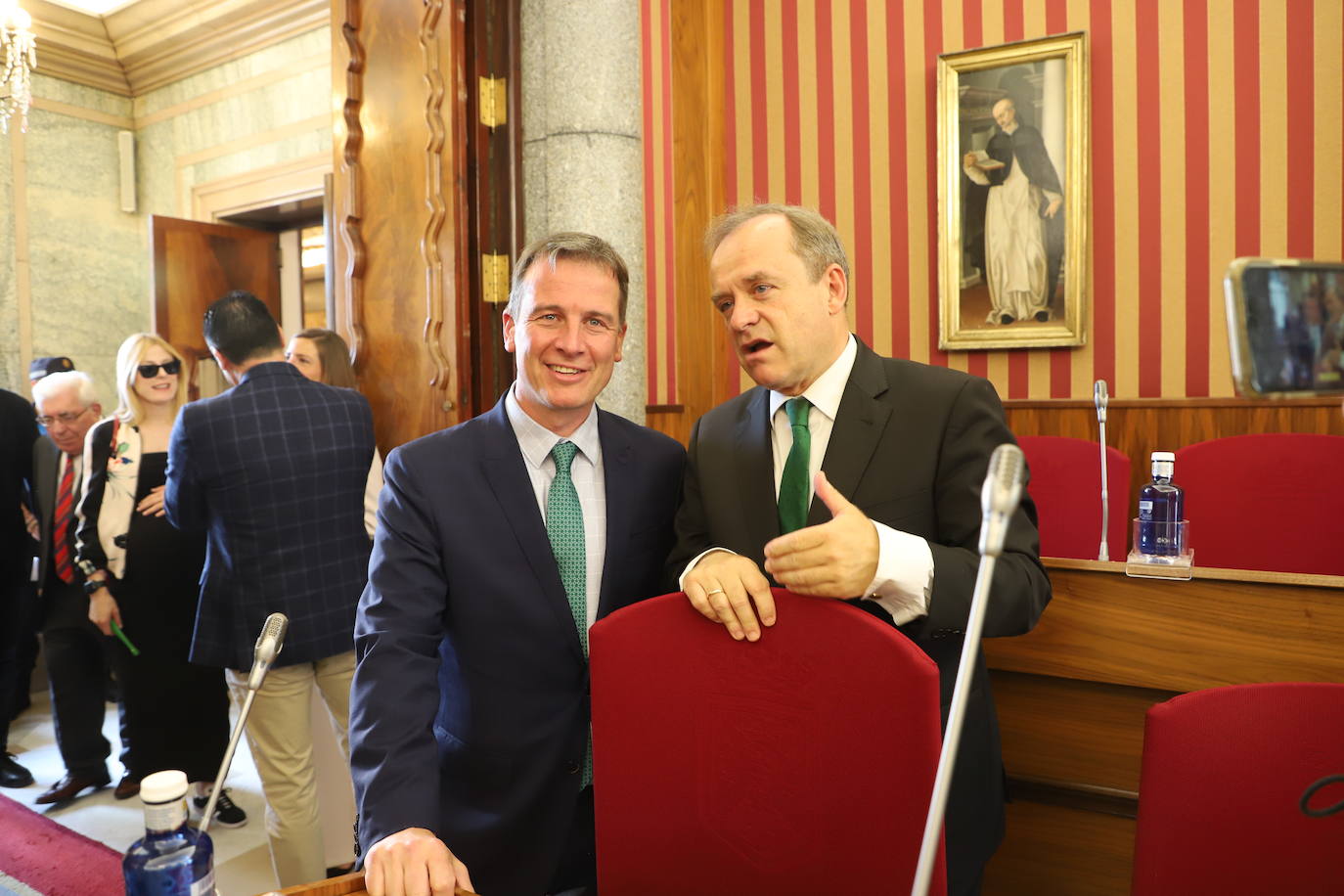 Borja Suárez, concejal del PP, junto a Fernando Martínez-Acitores (Vox)