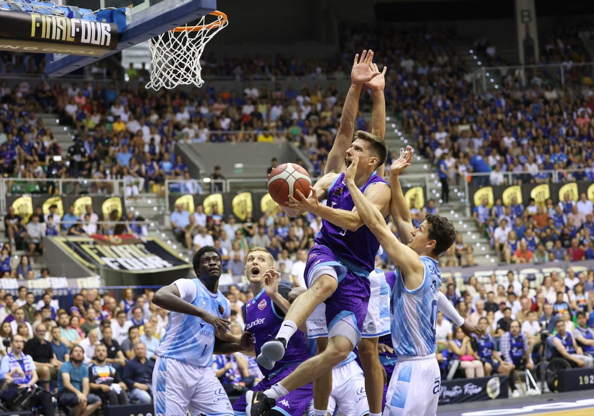 Chumi Ortega entra a canasta para anotar dos de los treinta puntos que le han convertido en MVP de la final de la Final Four