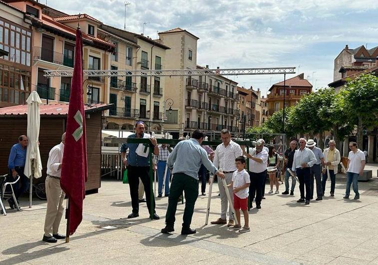 Procesión de retorno de la Cruz de Mayo a la iglesia de San Juan en Aranda de Duero