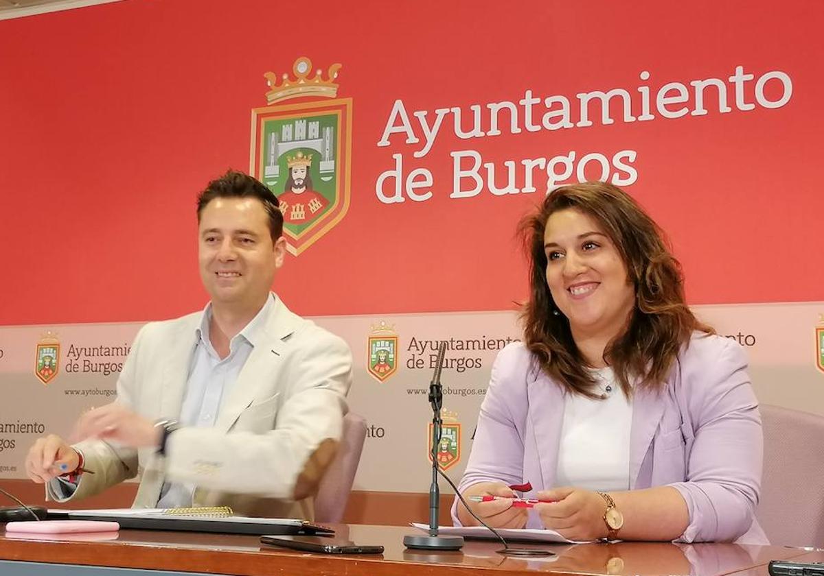 La concejala Estrella Paredes ha comparecido con el portavoz del PSOE en el Ayuntamiento de Burgos y exalcalde, Daniel de la Rosa.