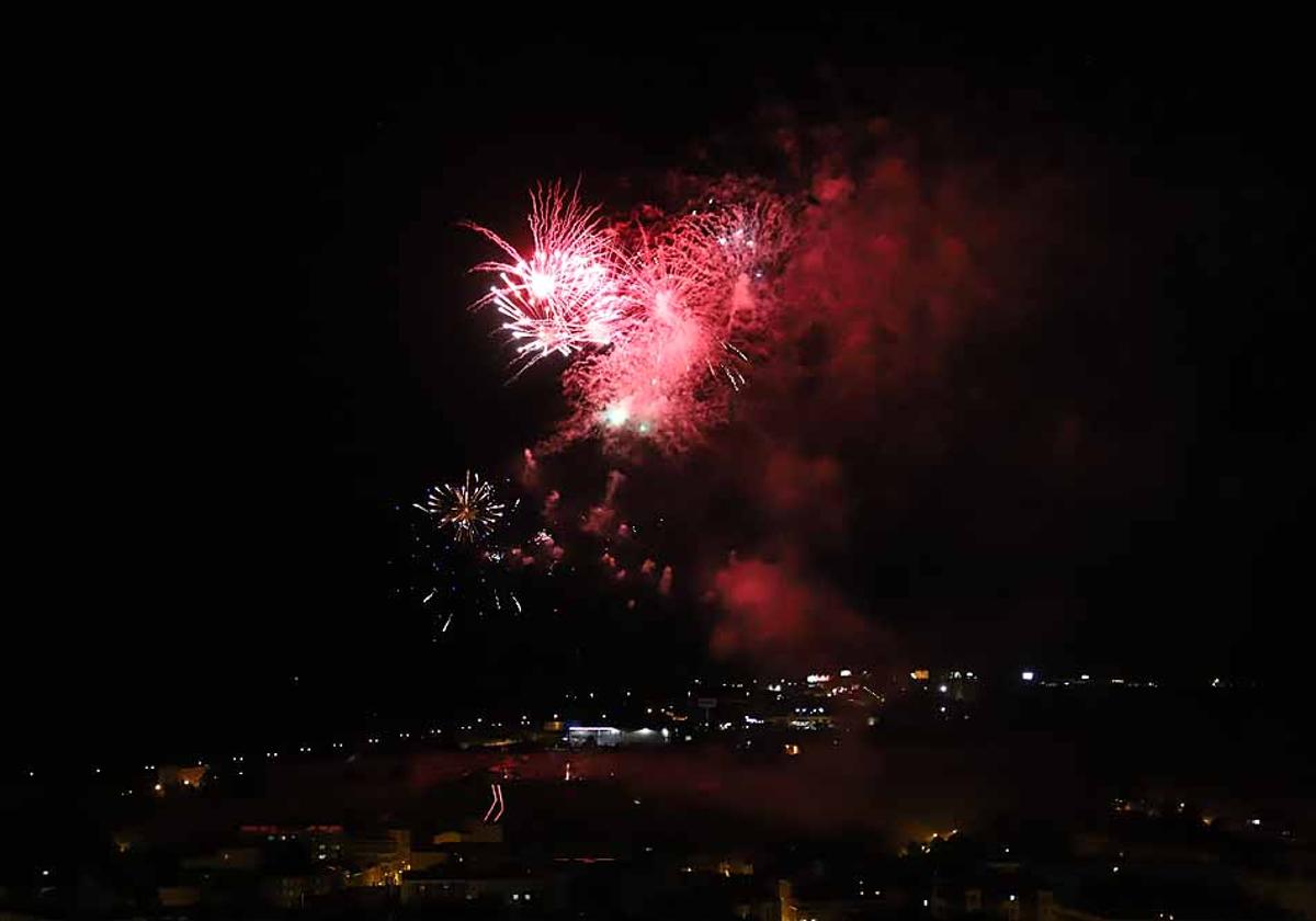 Los espectáculos de fuegos artificiales se lanzan desde el Puente de Castilla.