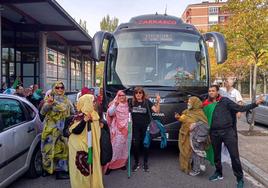 Marian Rocandio en la estación de autobuses de Vitoria junto a las mujeres saharauis