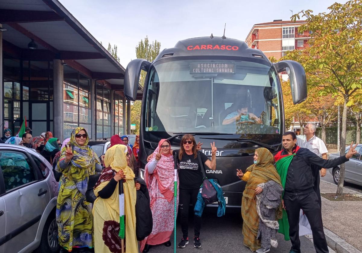 Marian Rocandio en la estación de autobuses de Vitoria junto a las mujeres saharauis