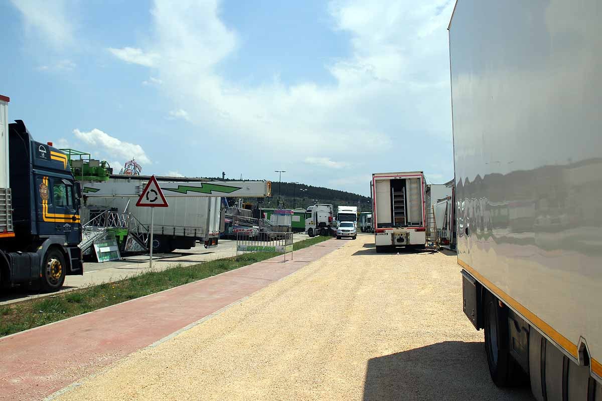 La calle Laredo de Villatoro vuelve a acoger las barracas de los Sampedros