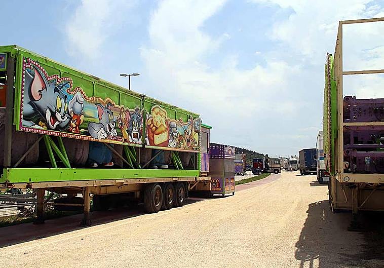Comienza el montaje de las barracas en la calle Laredo de Villatoro en Burgos.