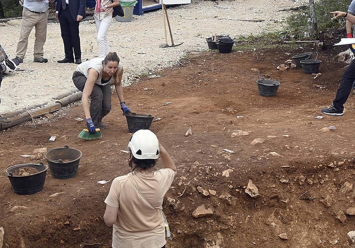 La campaña de excavaciones comenzó el 17 de junio, pero hoy se ha realizado la visita oficial a los yacimientos donde se han presentado los recientes hallazgos.