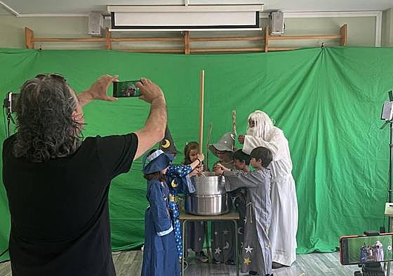 Héctor Díez grabando una escena con los alumnos.