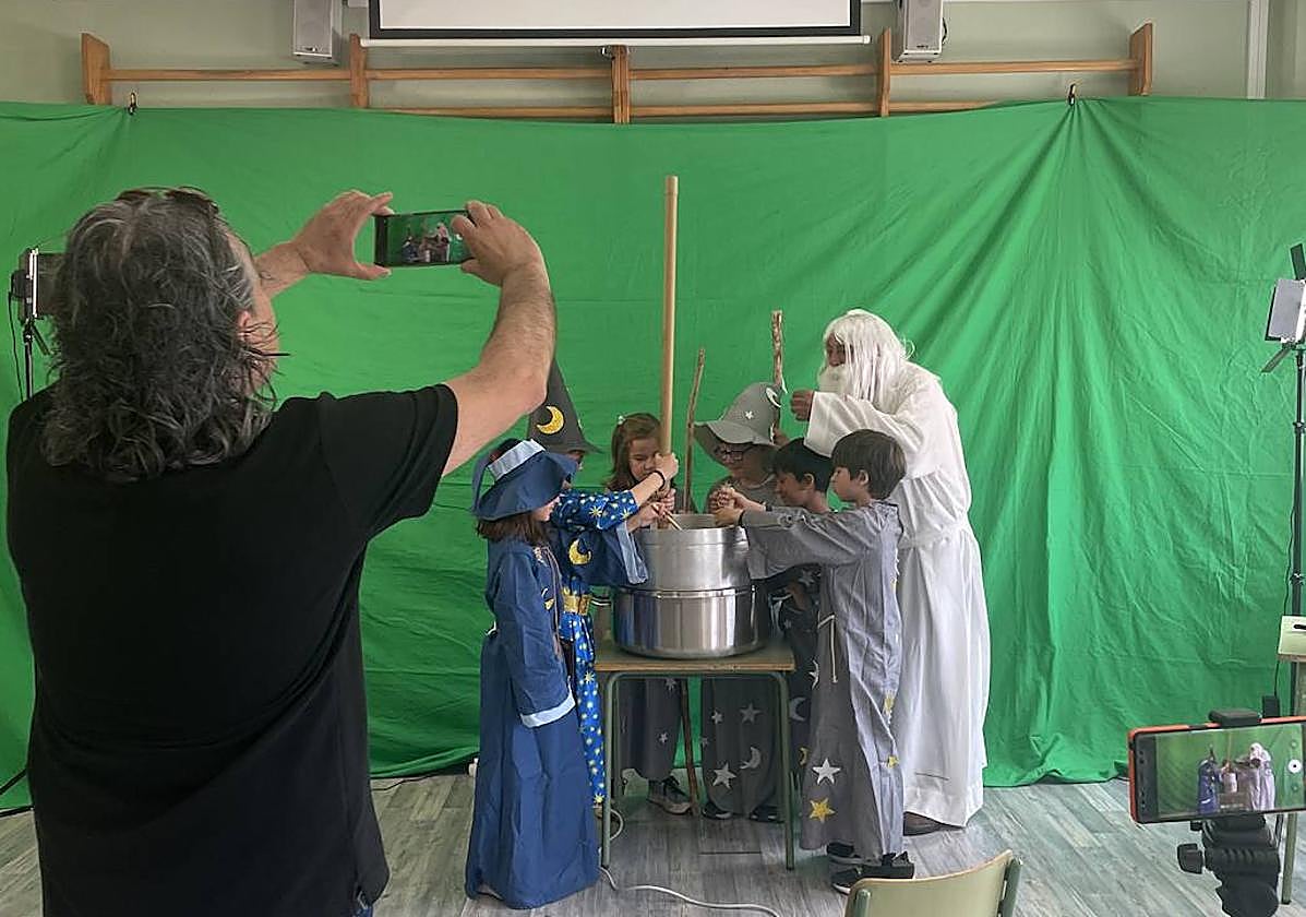 Héctor Díez grabando una escena con los alumnos.