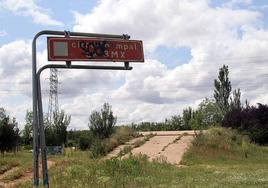 Incluso el cartel presenta mal estado en la pista de BMX.