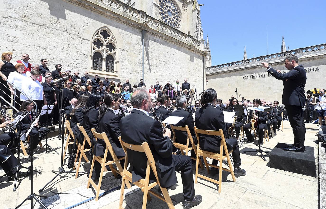 El pregón infantil y el himno de Burgos en imágenes