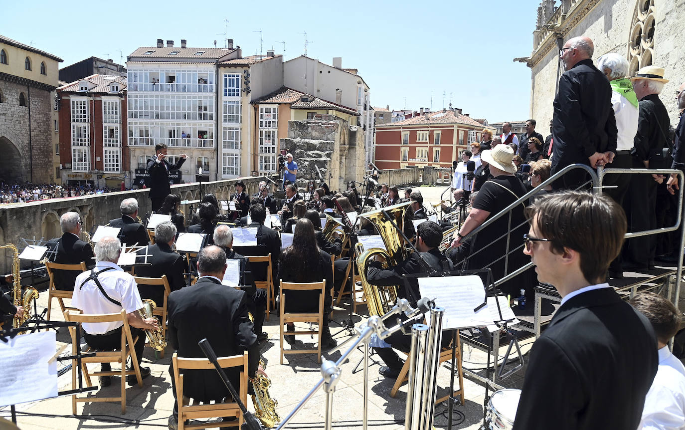 El pregón infantil y el himno de Burgos en imágenes