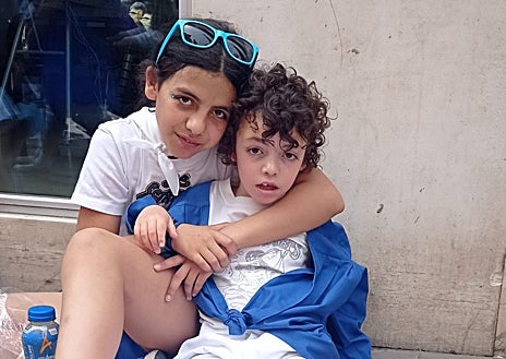 Imagen secundaria 1 - Familiares y allegados apoyan a la familia de Ana Alonso en su lucha