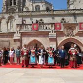 Cientos de voces entonan el himno de Burgos frente a la Catedral