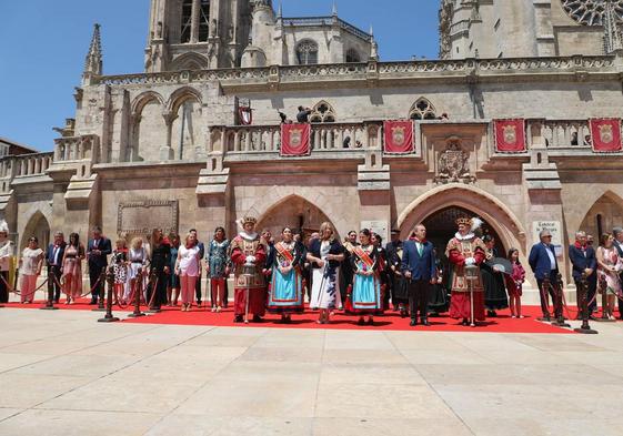 Cantada del himno de Burgos frente a la Catedral.