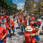 La música y el colorido desfilan por Burgos