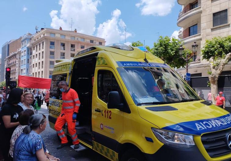 La ambulancia ha llegado para atender a la mujer en pleno Desfile de Sampedros.