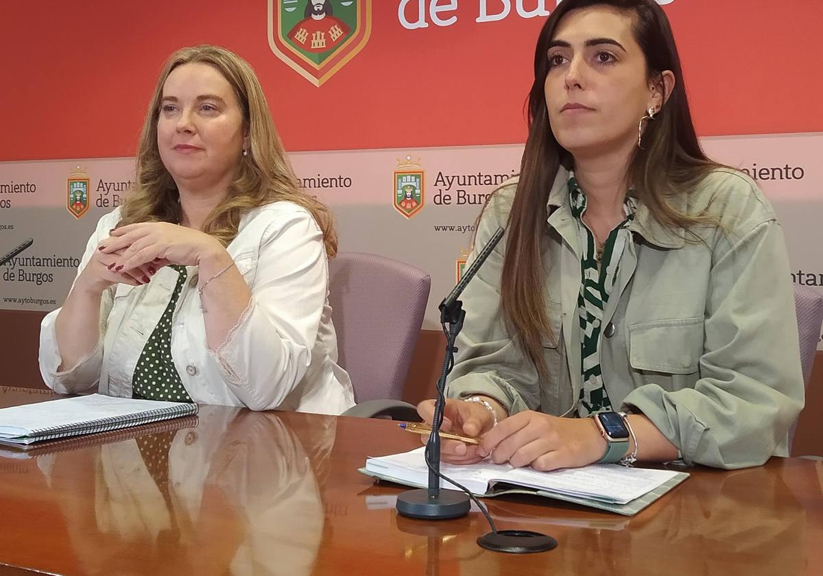 La alcaldesa, Cristina Ayala (izda.), y la portavoz del equipo de Gobierno, Andrea Ballesteros.