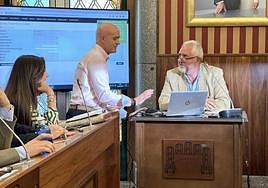 El nuevo concejal de Economía, Hacienda e Industria del Ayuntamiento de Burgos, Ángel Manzanedo, ha actuado como 'mano inocente' para iniciar el sorteo