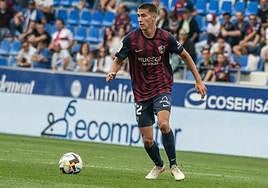 Pablo tomeo con la camiseta del Huesca.