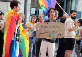 Banderas y pancartas recorren Burgos por los derechos LGTBIQA+