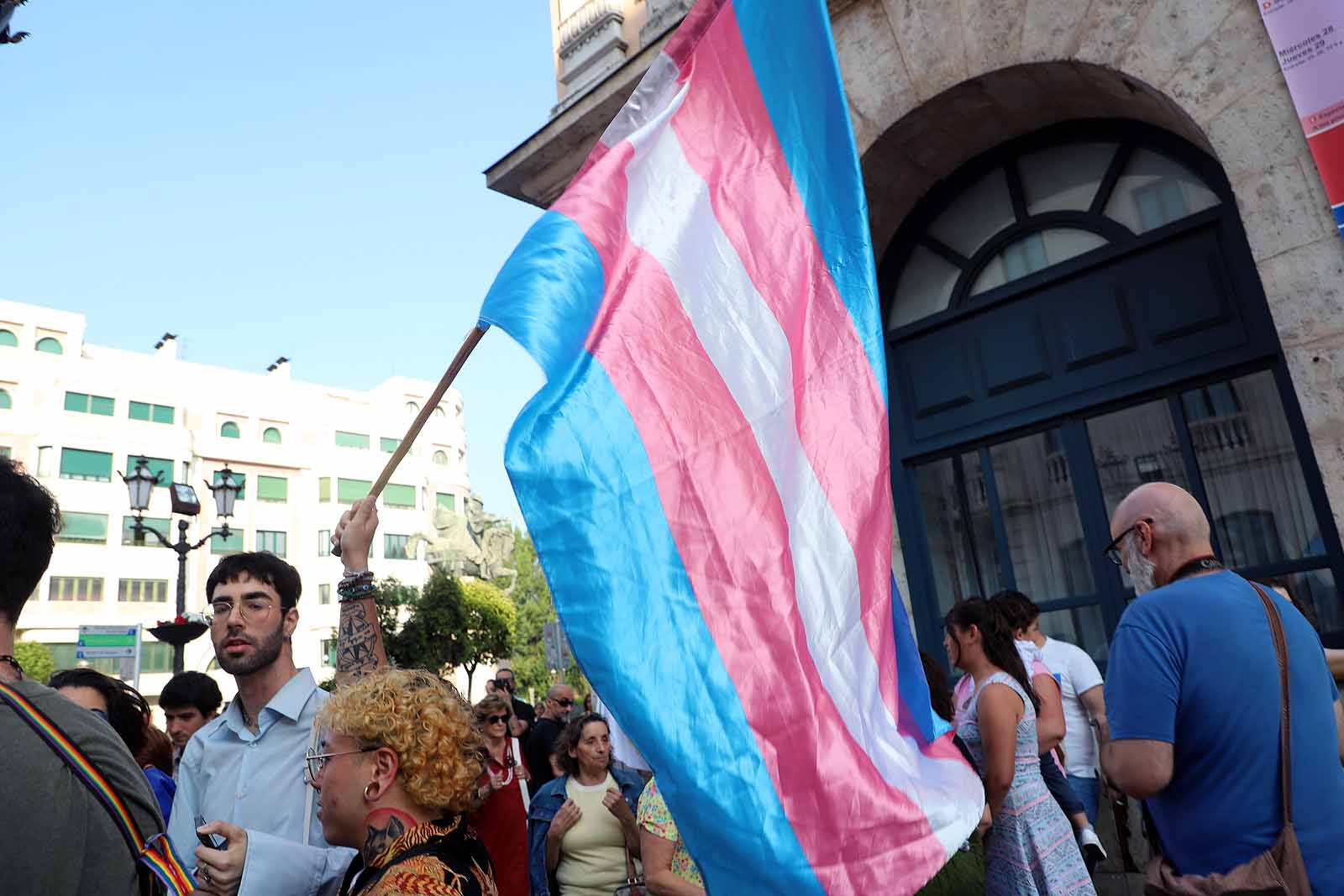 Banderas y pancartas recorren Burgos por los derechos LGTBIQA+