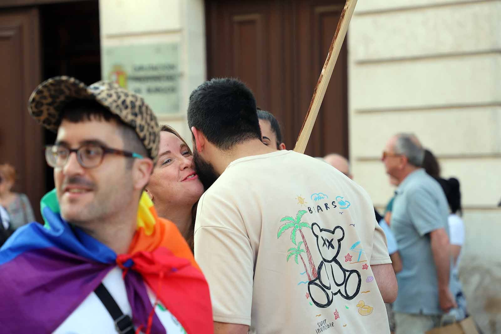 Banderas y pancartas recorren Burgos por los derechos LGTBIQA+