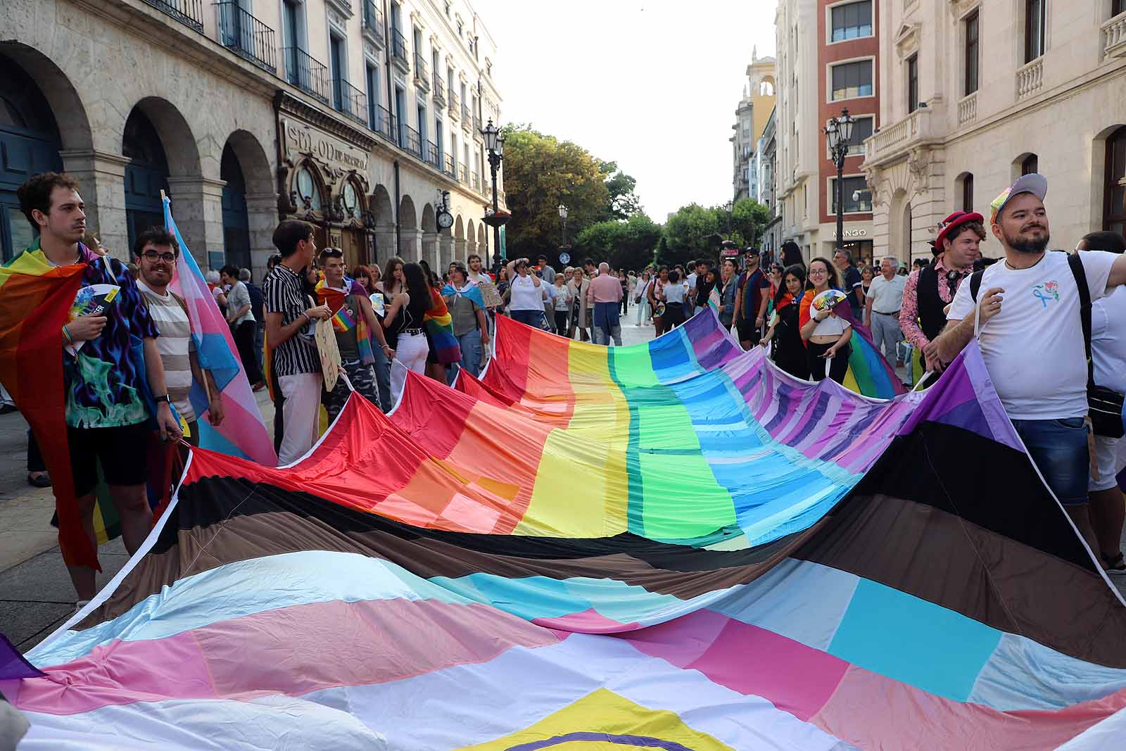 Banderas y pancartas recorren Burgos por los derechos LGTBIQA+