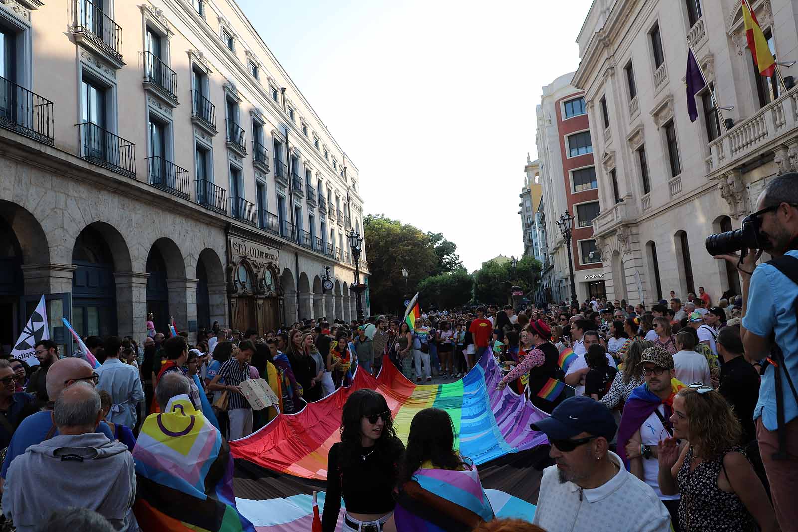 Banderas y pancartas recorren Burgos por los derechos LGTBIQA+