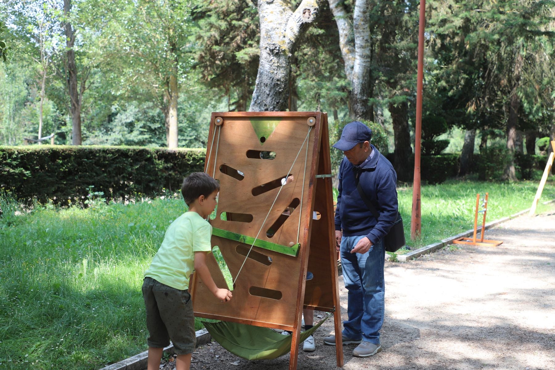 Diversión a ritmo de títeres y juegos en Islantia