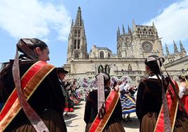 Imágenes de los actos de la ofrenda flora a la patrona y del homenaje al Burgalés Ausente en este día grande de los Sampedros 2023