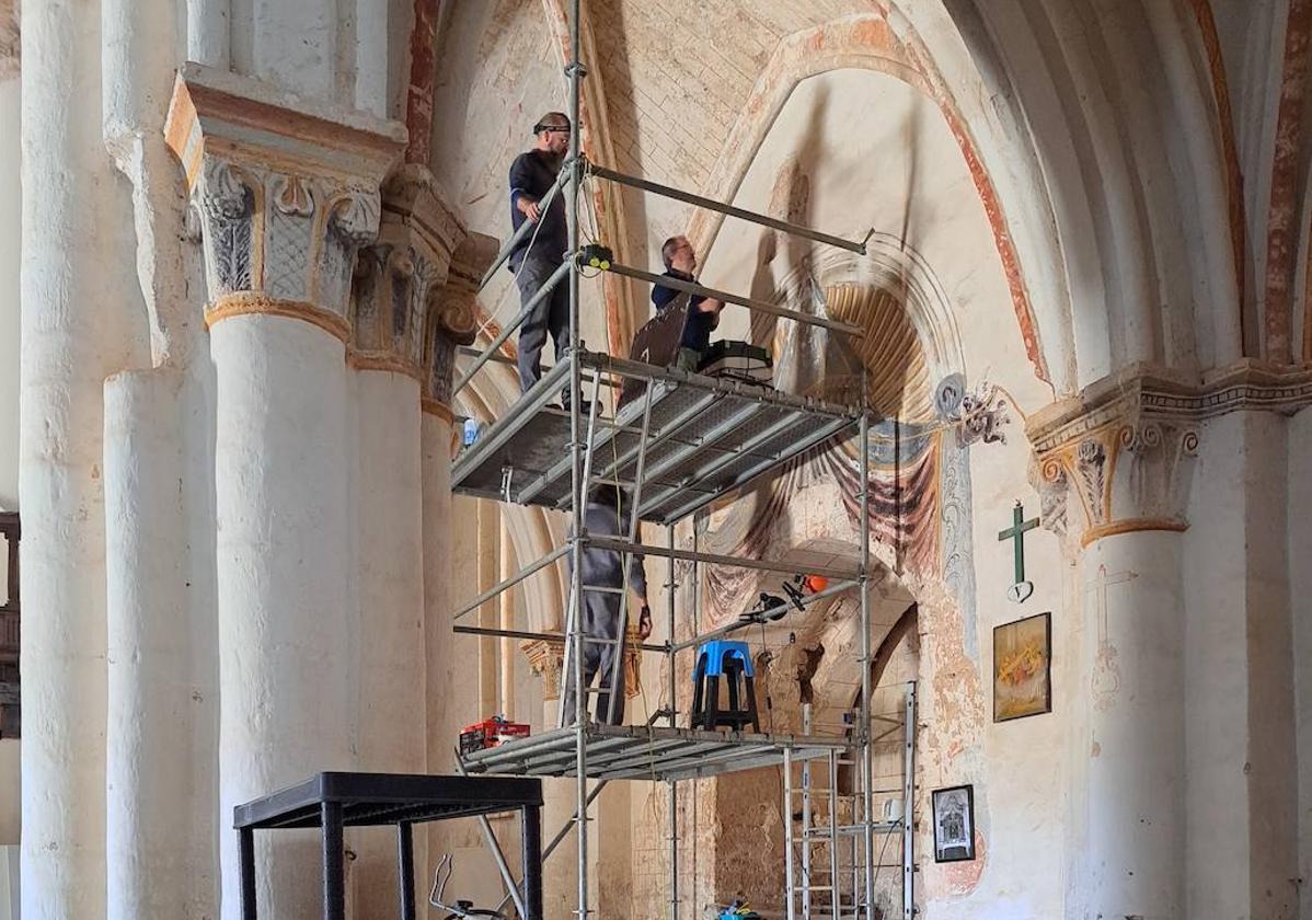 Obras en el interior de la iglesia de Villamorón.
