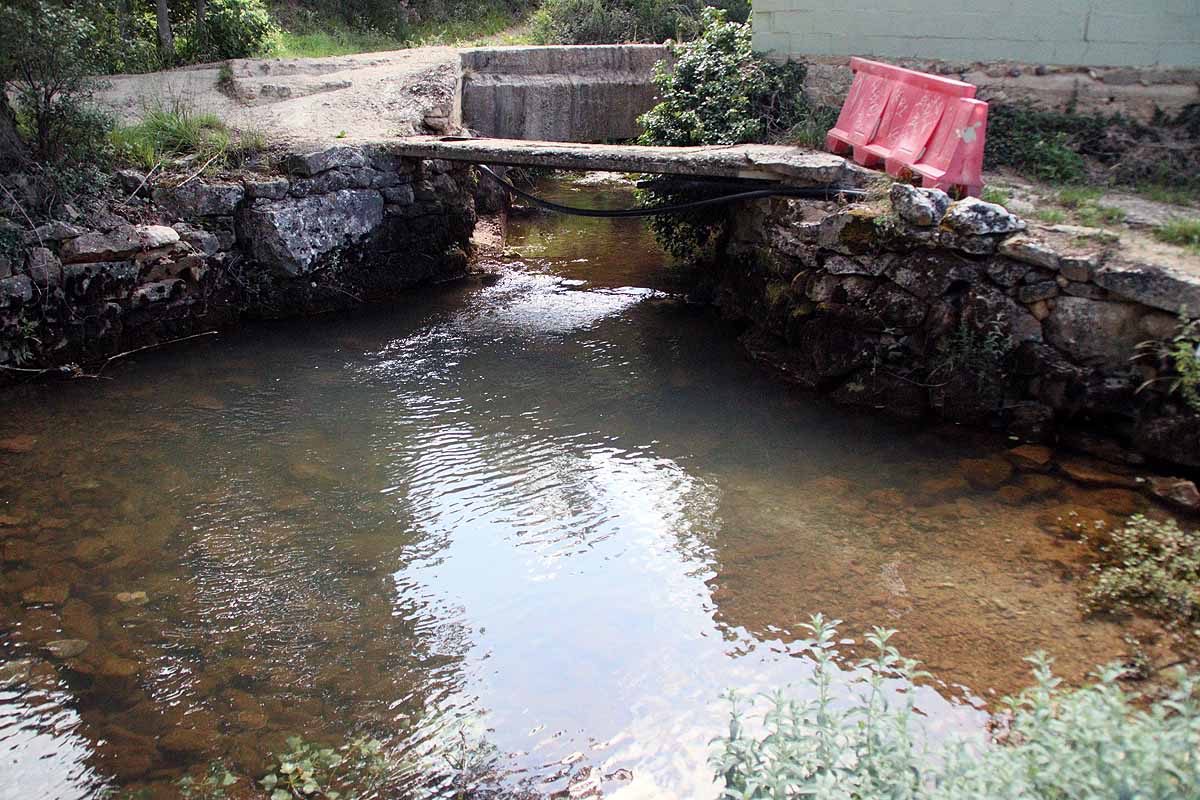 El agua que llega del Pozo Azul al cauce continúa estando turbia. 