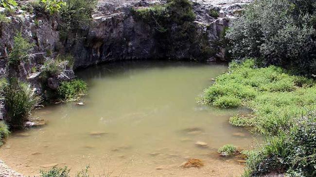 Imagen después - El Pozo Azul continúa marrón pero los pueblos &#039;recuperan&#039; el agua para el consumo