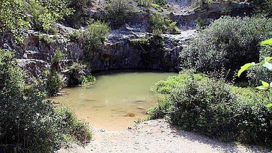 El Pozo Azul continúa marrón pero los pueblos 'recuperan' el agua para el consumo