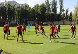 La plantilla del Burgos CF en el primer entrenamiento de la pretemporada.