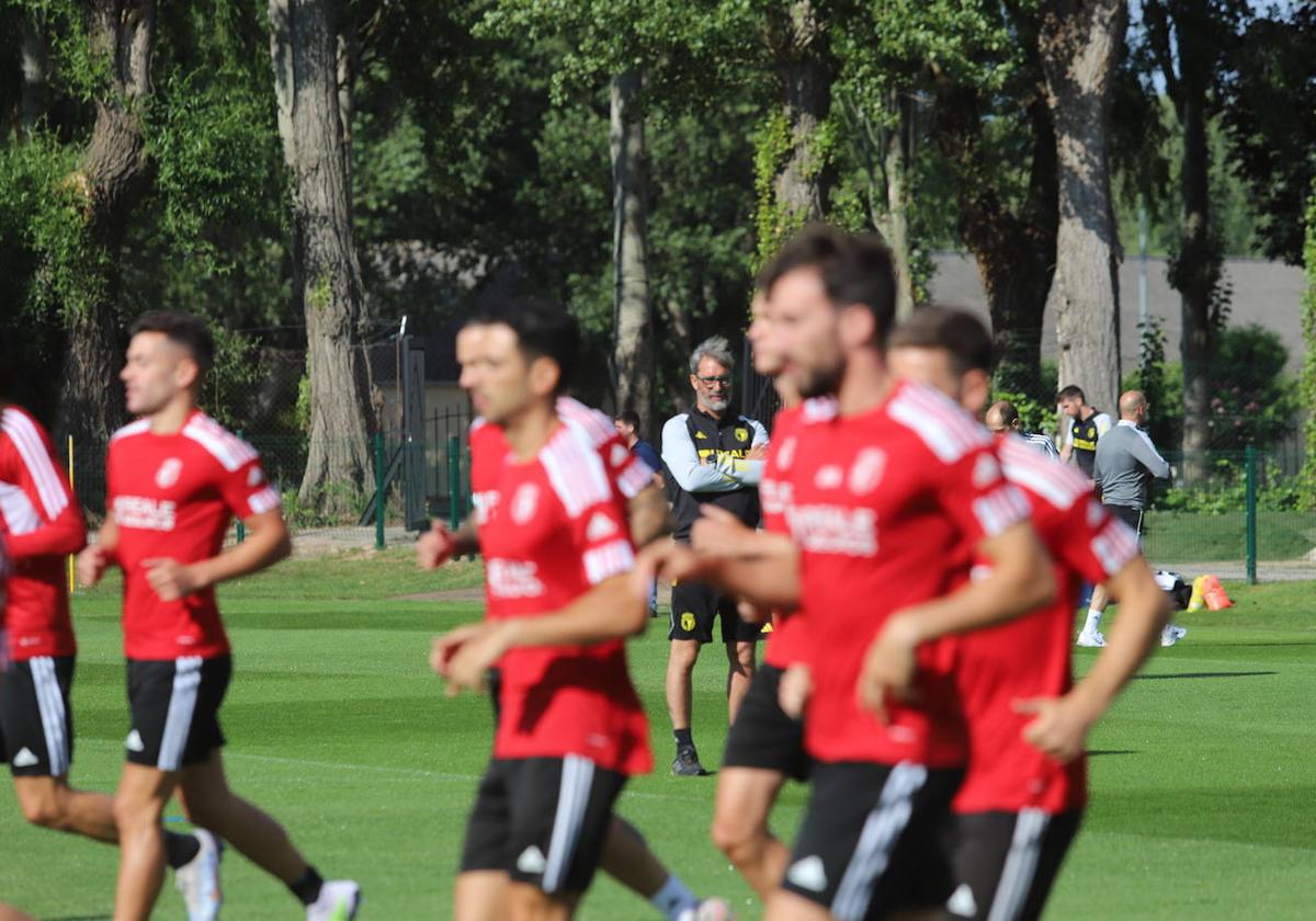 Jon Pérez Bolo observa a sus jugadores durante el primer entrenamiento del Burgos CF 23-24