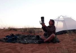 Andoni Canela preparando una de sus cámaras para una sesión fotográfica.